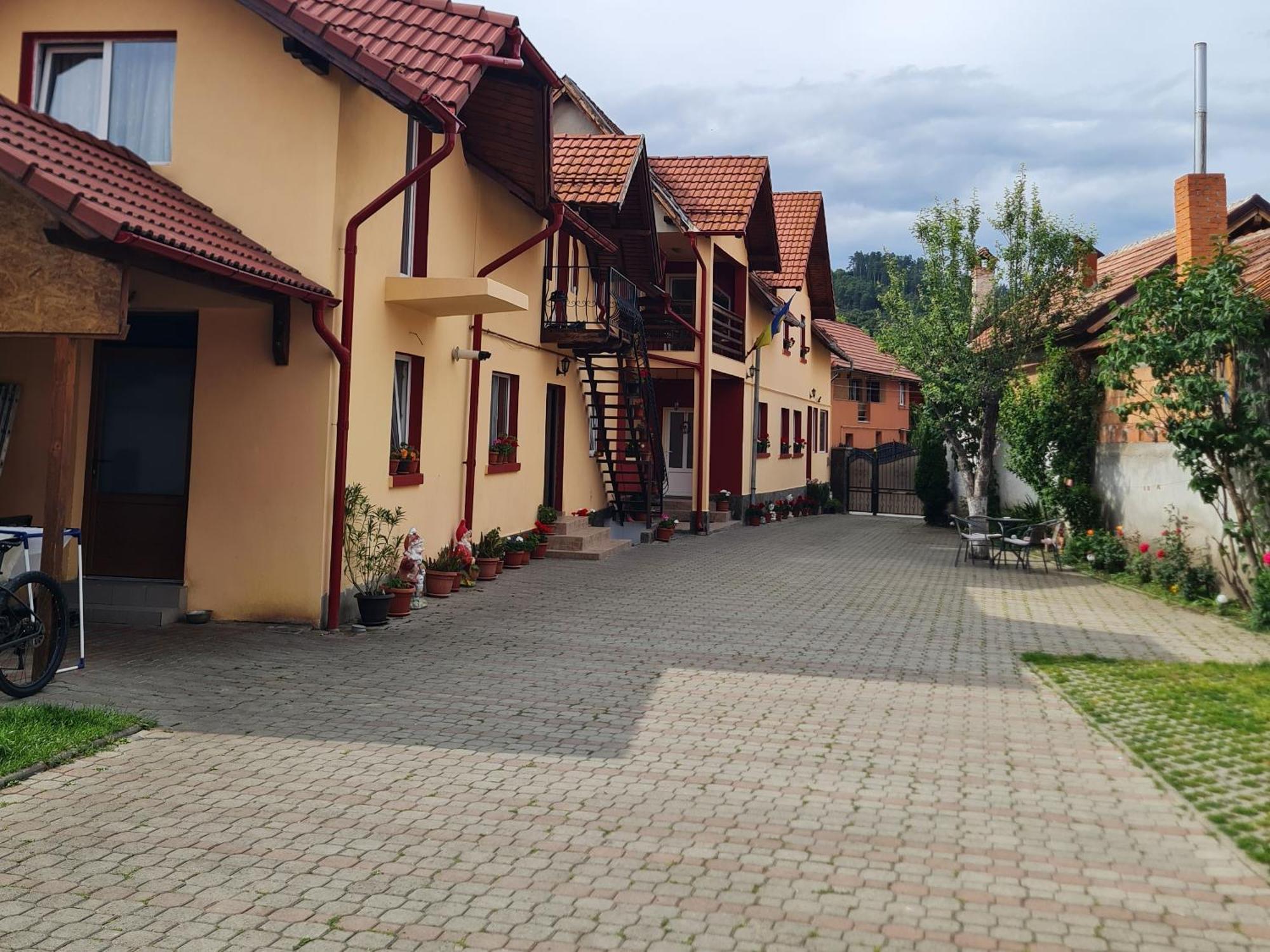 Vila Vladut Zarnesti Luaran gambar